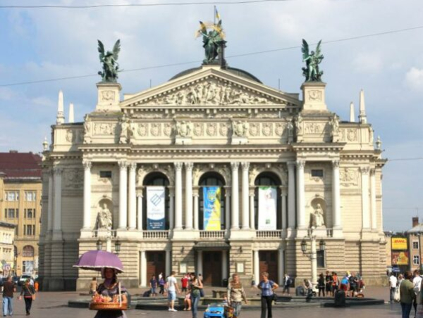 Widok na frontową ścianę Lwowskiego Narodowego Akademickiego Teatru Opery i Baletu im. Salomei Kruszelnickiej