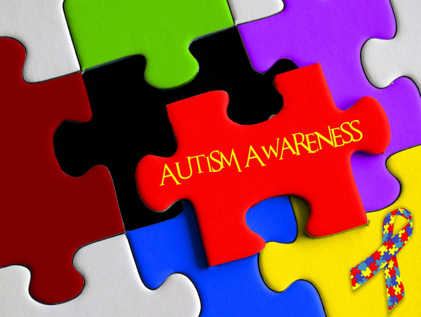 Puzzle w różnych kolorach. Puste miejsce wypełnia czerwony puzzel z napisem Autism Awareness. Fot. Pixabay.com