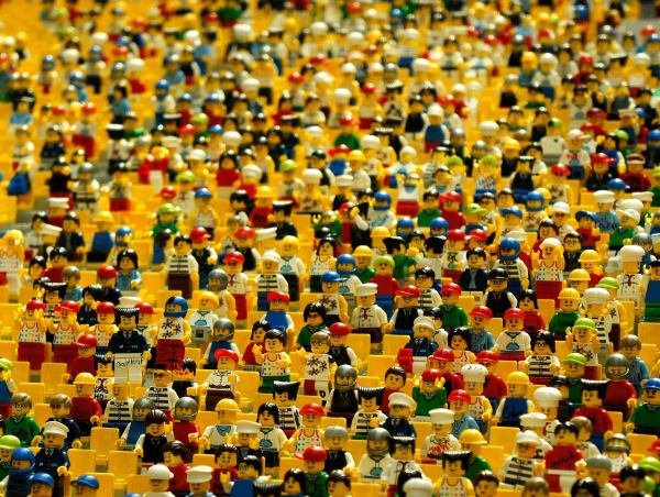 Tłum stworzony z ludzików z klocków LEGO