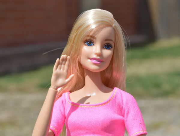 Lalka Barbie z włosami blond, ubrana w różową sukienkę