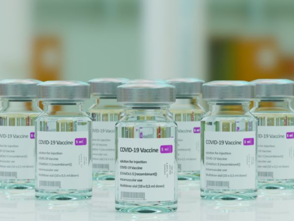 Ampułki ze szczepionkami na COVID-19