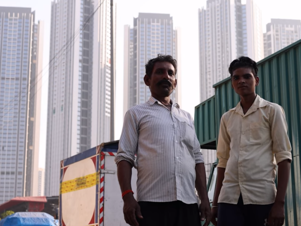 Dwóch mężczyzn w Indiach stojący na tle wieżowców