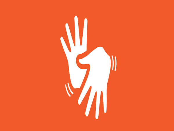 Białe dłonie wykonujące znaki języka migowego na pomarańczowym tle
