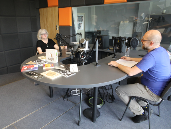 Dr Justyna Stefańczyk i redaktor Tomek Grząślewicz w studiu nagraniowym