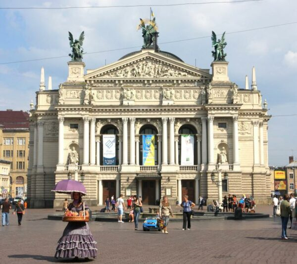 Widok na frontową ścianę Lwowskiego Narodowego Akademickiego Teatru Opery i Baletu im. Salomei Kruszelnickiej