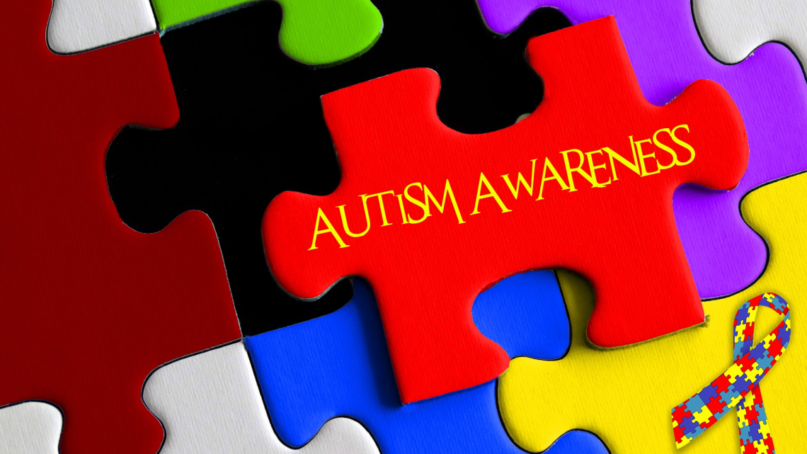 Puzzle w różnych kolorach. Puste miejsce wypełnia czerwony puzzel z napisem Autism Awareness. Fot. Pixabay.com