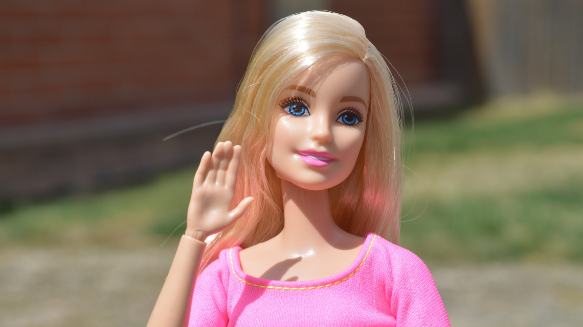 Lalka Barbie z włosami blond, ubrana w różową sukienkę