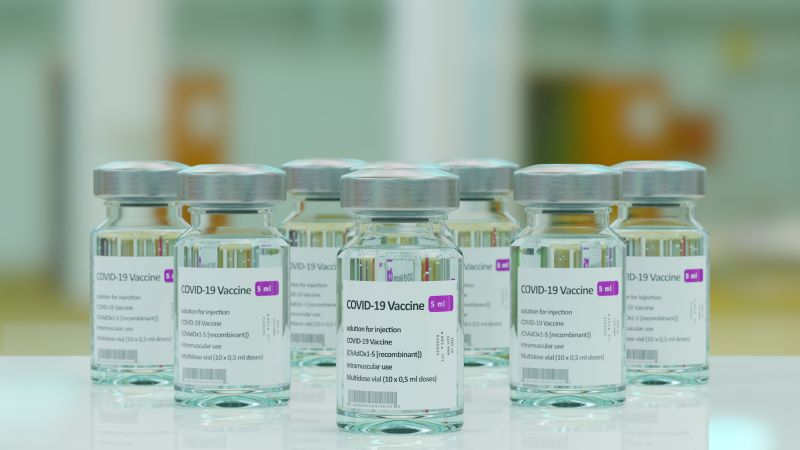 Ampułki ze szczepionkami na COVID-19