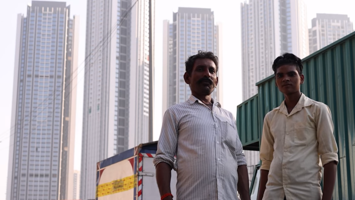 Dwóch mężczyzn w Indiach stojący na tle wieżowców