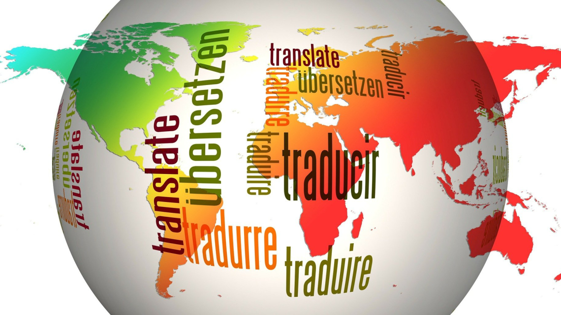 Mapa świata ze wyrazem tłumaczyć z różnych językach. Fot. Pixabay.com