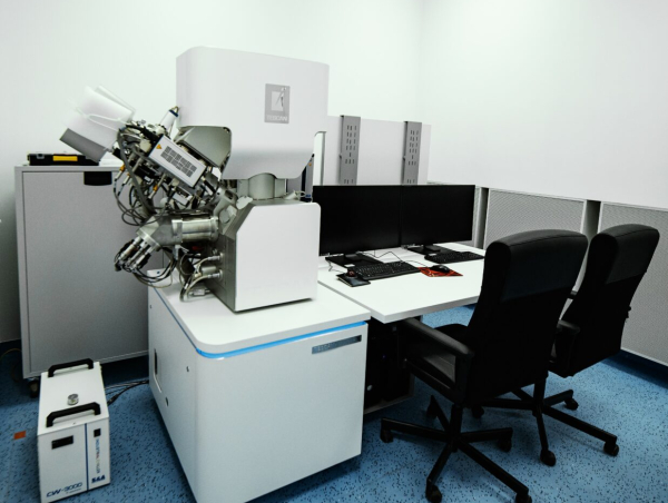 Pokój z nowoczesną aparaturą badawczą: mikroskopem i komputerami. Fot. Matylda Klos (Uniwersytet Śląski w Katowicach)